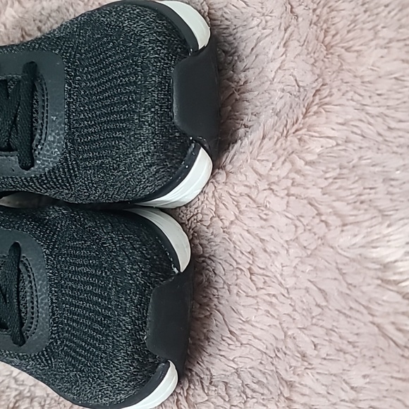 Skechers Women's D'Lux Walker Commuter Black Athletic and Training Shoes Used - Picture 4 of 13